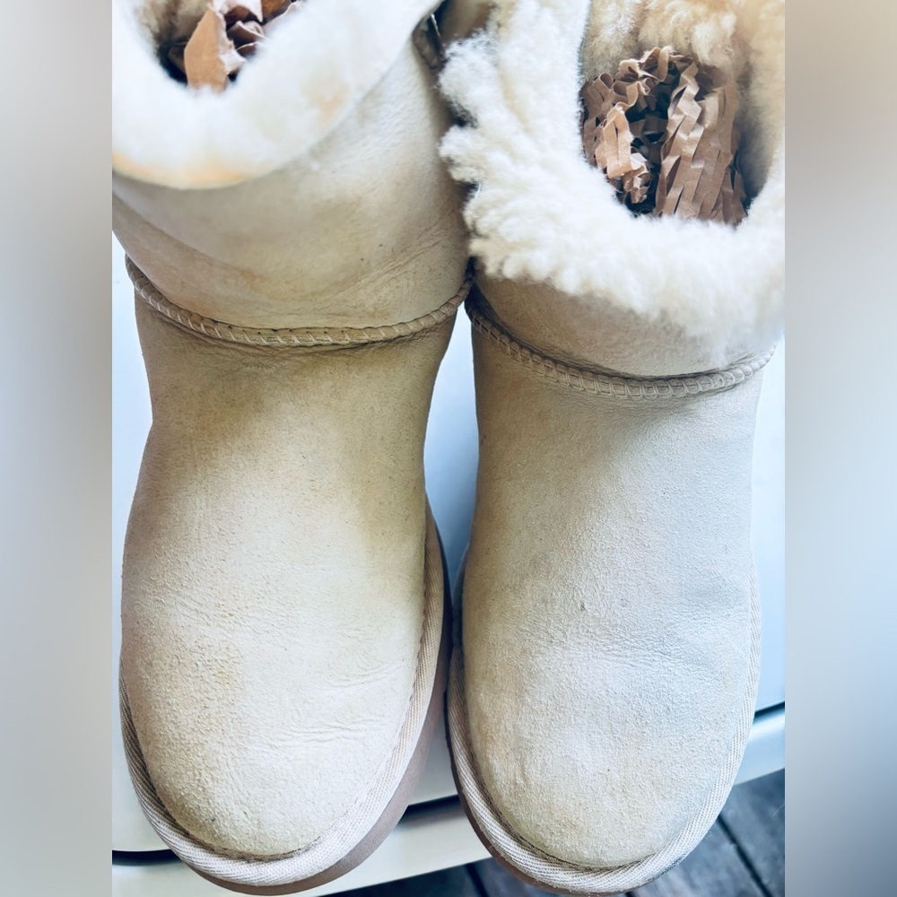 UGG Mini Bailey Button II